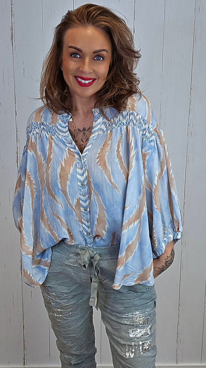 Amelia skjortebluse i mønstret viskose blå