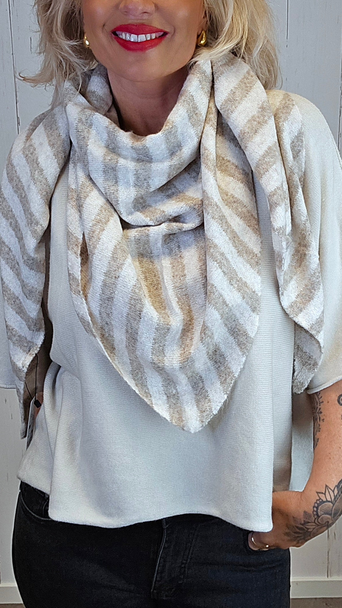 Trekantet skjerf med striper beige
