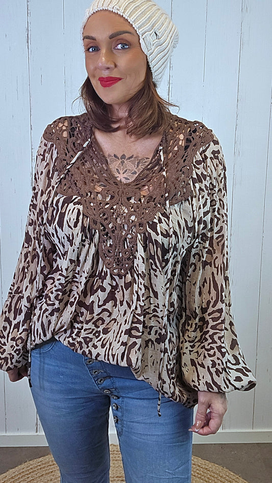 lys leopardbluse med heklet blondeparti