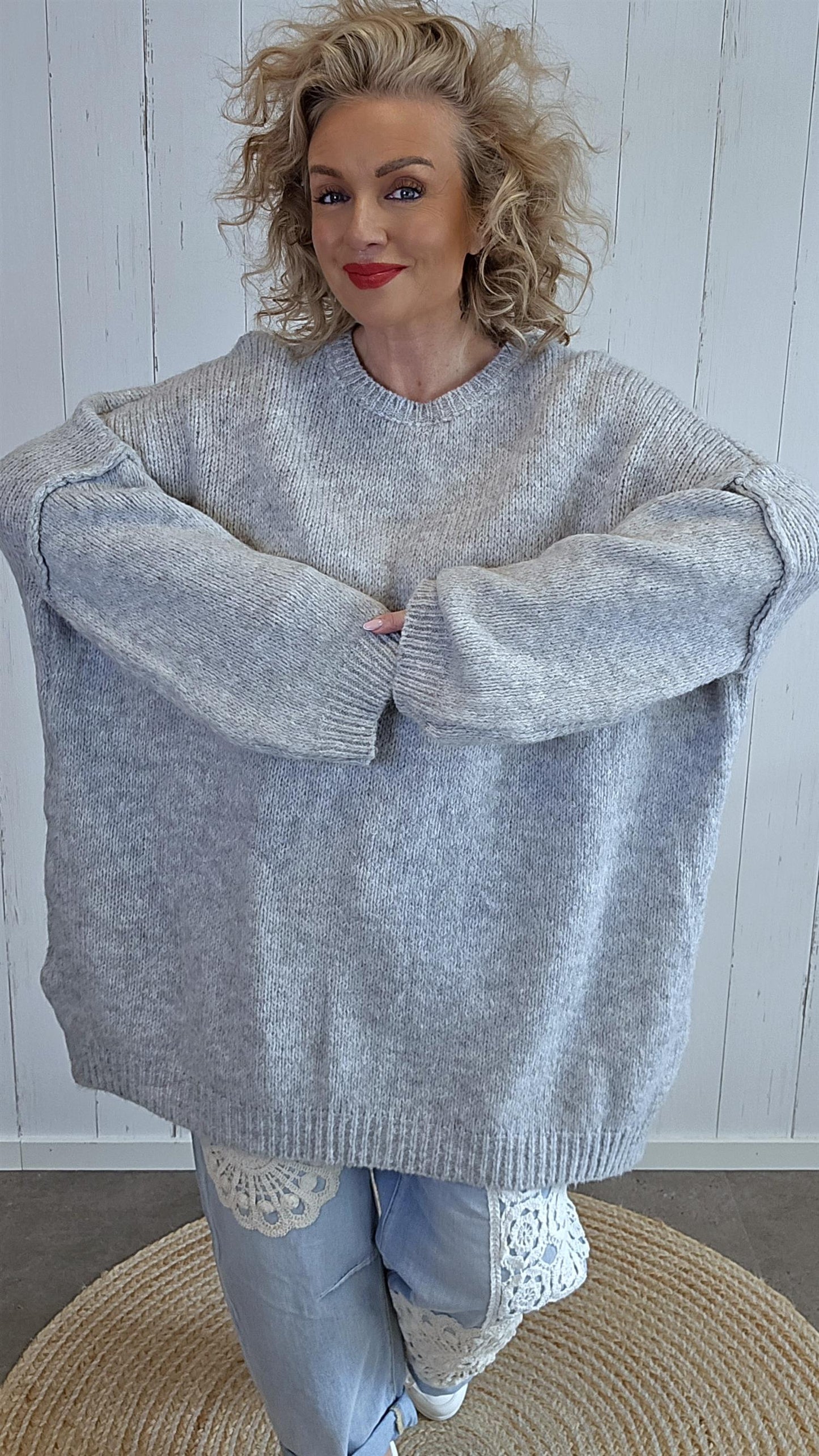 Oversized strikkegenser i lys grå