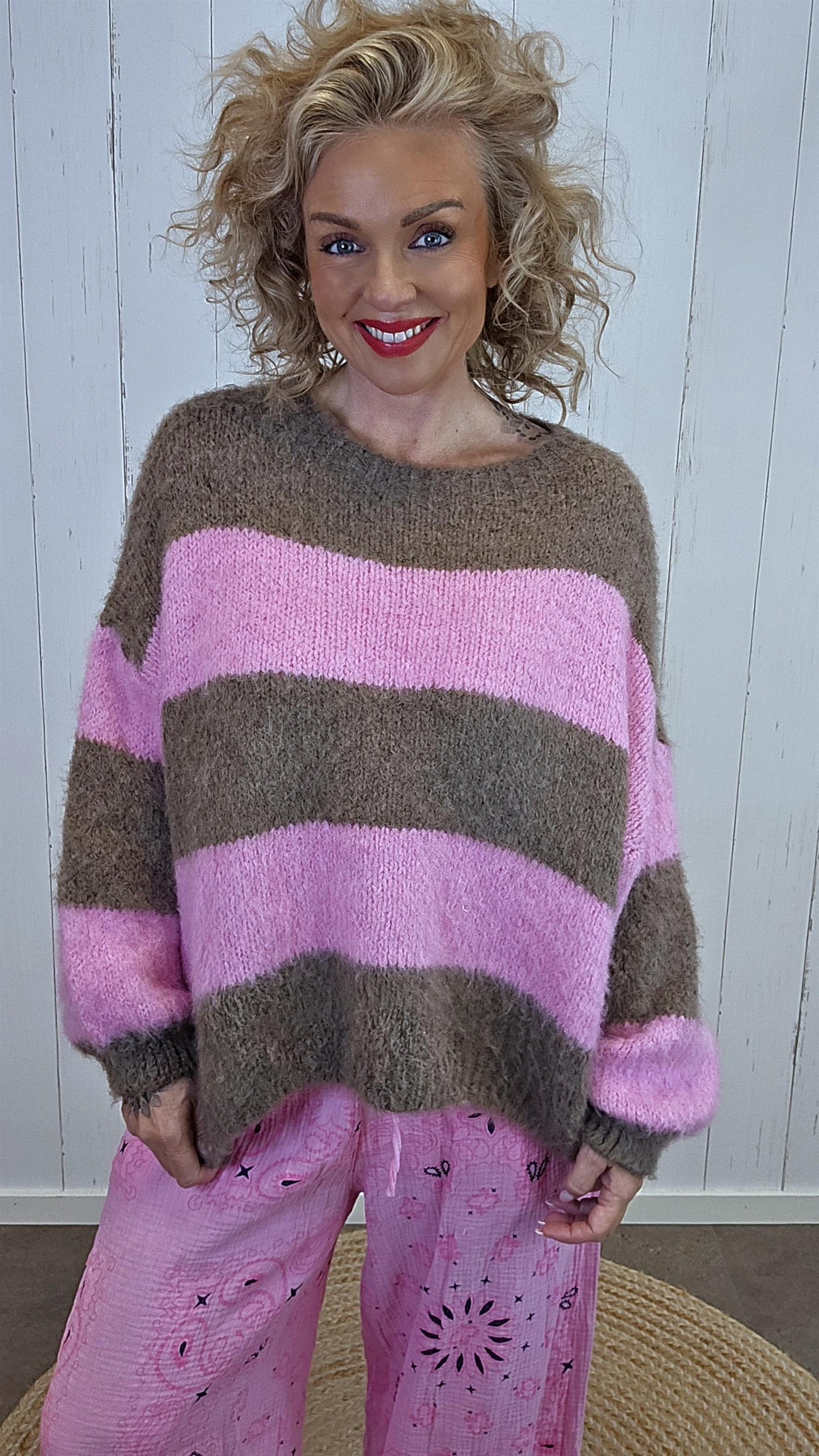 Stripete fluffy strikkegenser i rosa og mocha