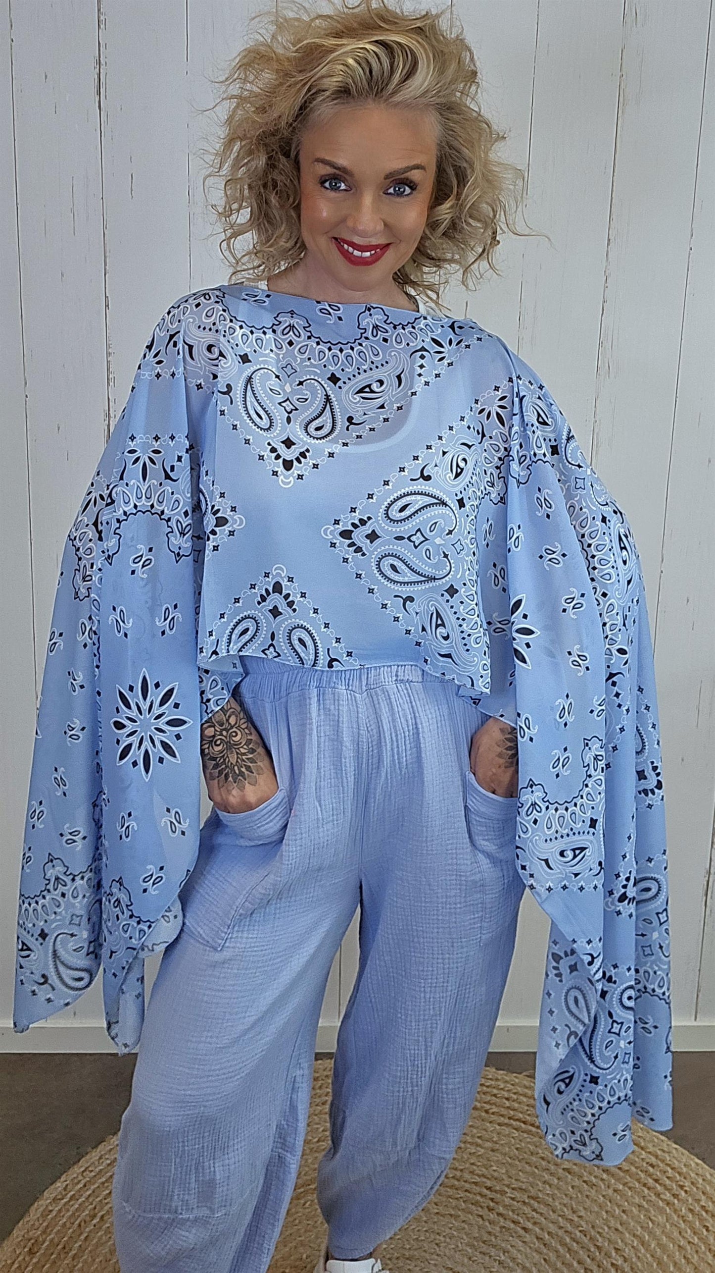 Lys blå poncho-topp med paisleymønster
