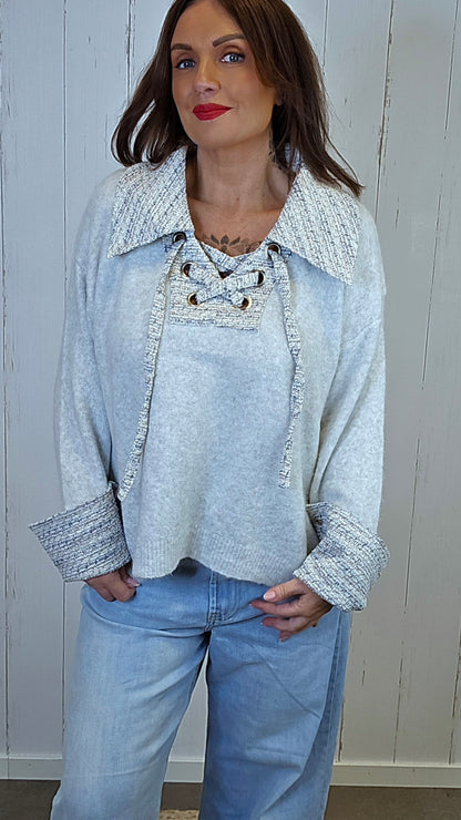 Rosita strikkegenser med tweed-detaljer lys grå