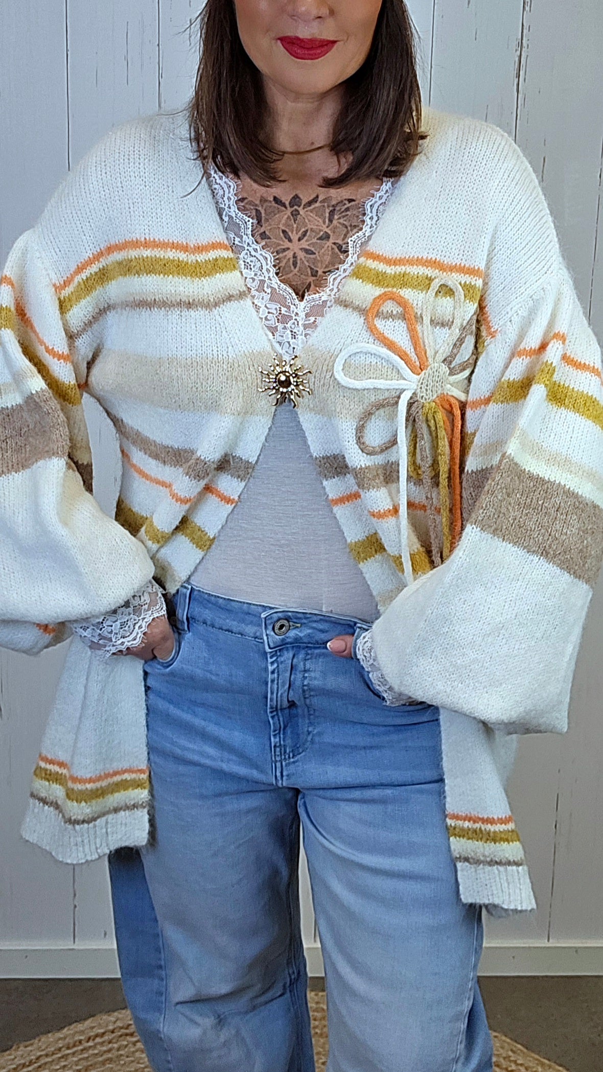 Stripet cardigan med brosje