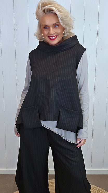 Bella pinstripe vesttopp med høy hals