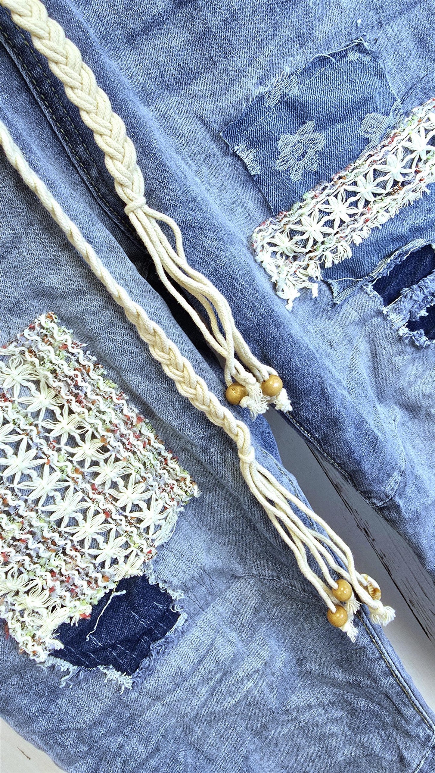 Patches jeans med knytebelte