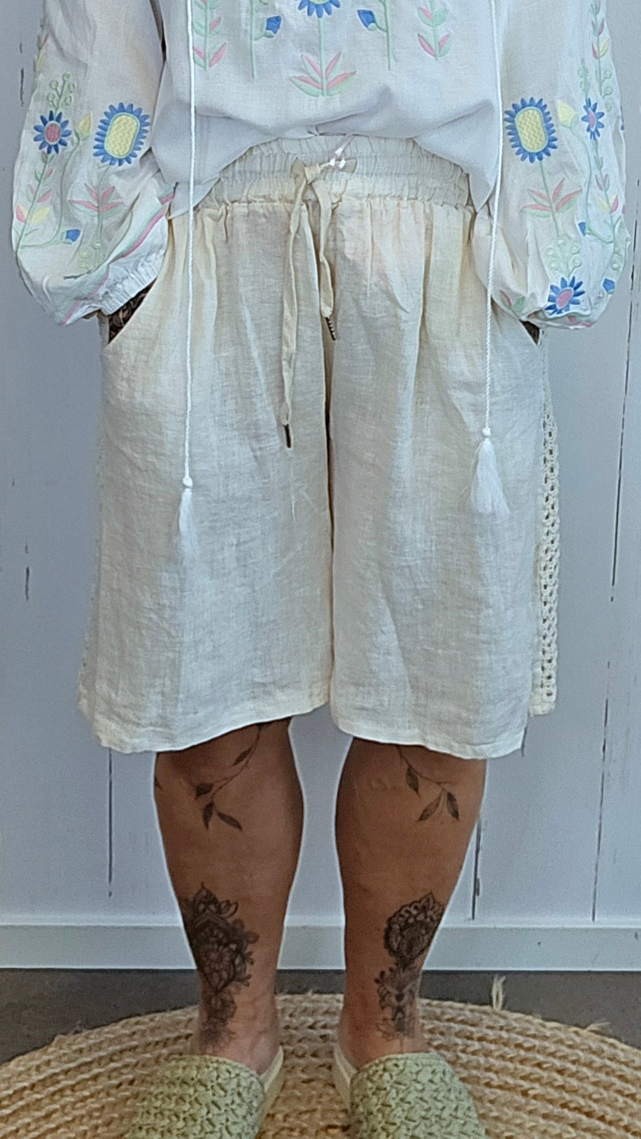 Beige linshorts med hekledetaljer