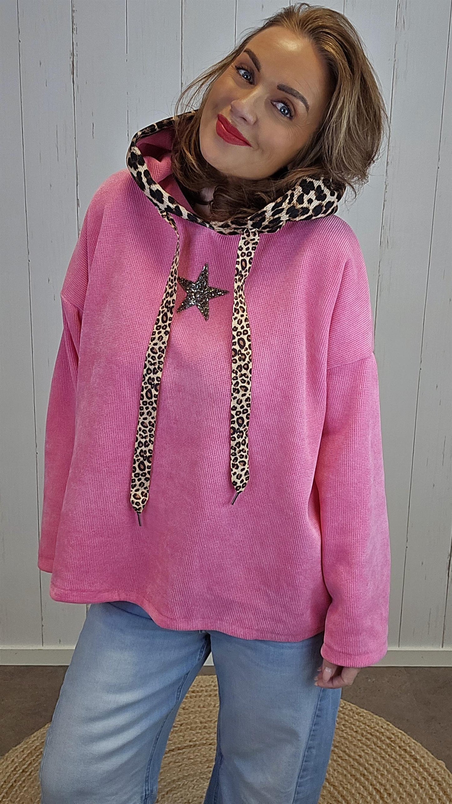 Lola hettegenser med leoparddetaljer rosa