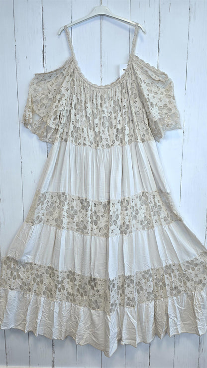 Bohemsk maxikjole med blonder beige