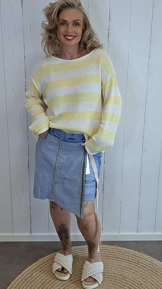 Denim shorts med belte og slitte detaljer