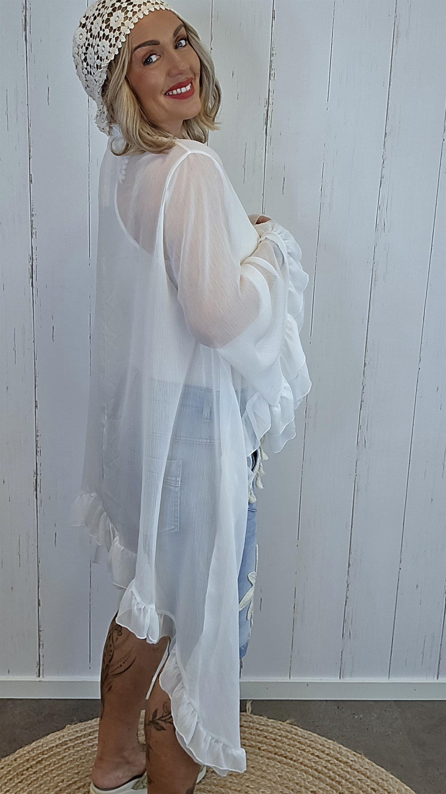 Elegant chiffontopp med volanger hvit