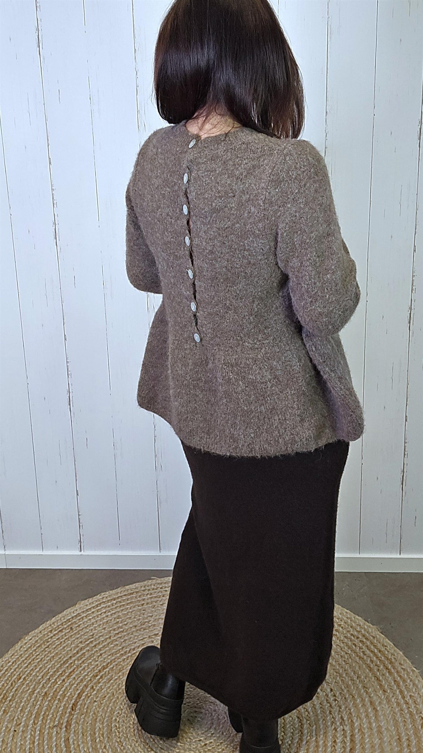 Siv brun myk genser med knappdetaljer bak
