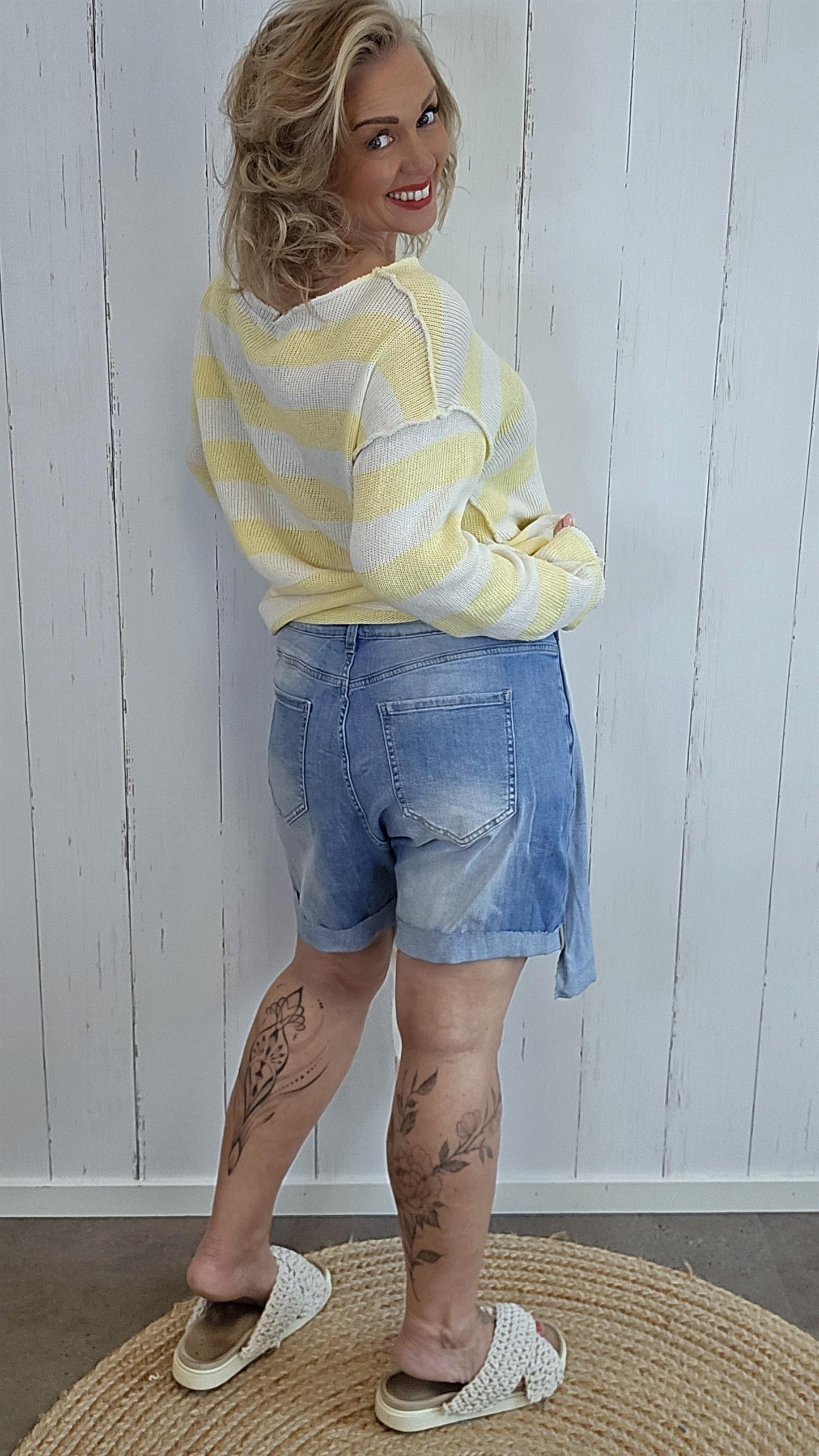 Denim shorts med belte og slitte detaljer