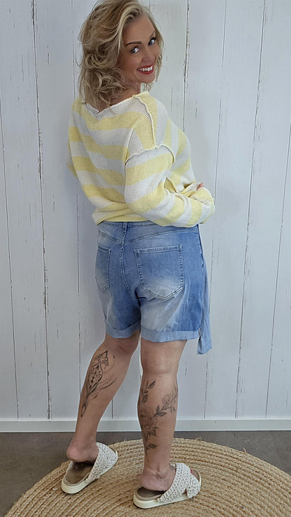 Denim shorts med belte og slitte detaljer