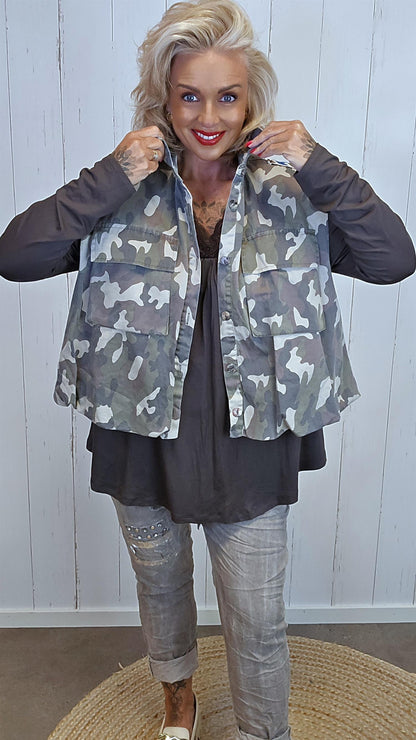 Camo vest med knapper