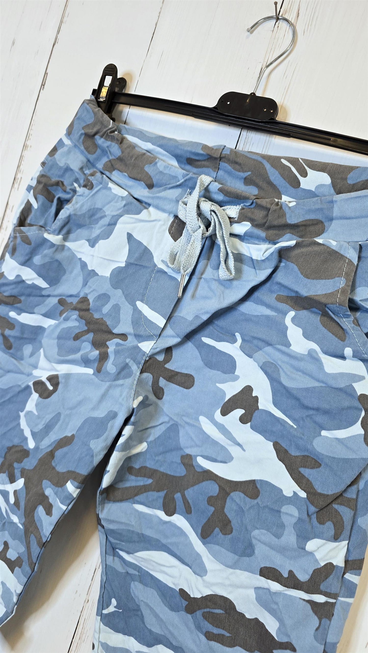 Amara shorts camo Lyseblå