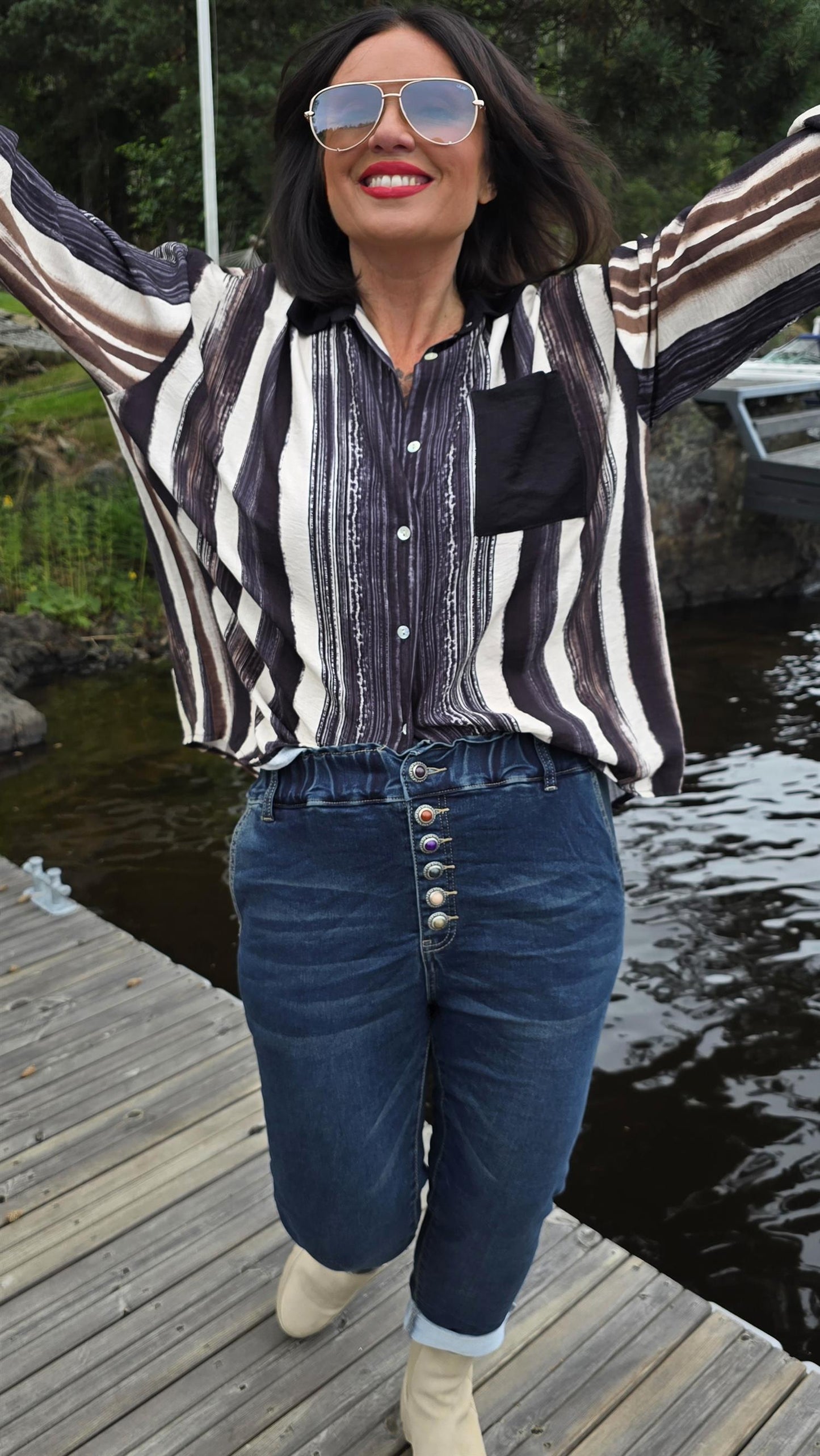 Svart og brun stripete skjorte