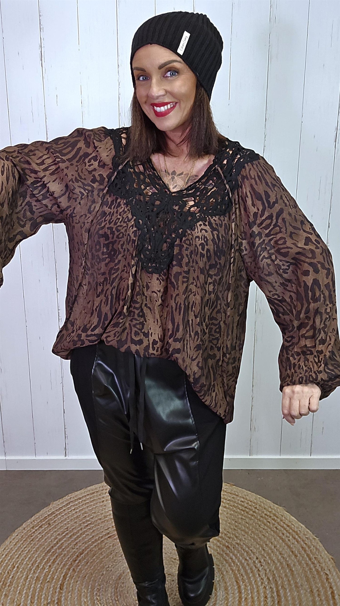 Brun leopardbluse med heklet blondeparti