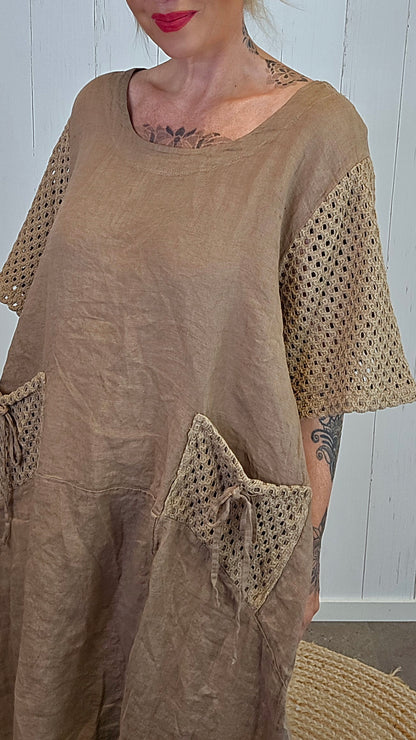 Kjole med Hekledetaljer camel