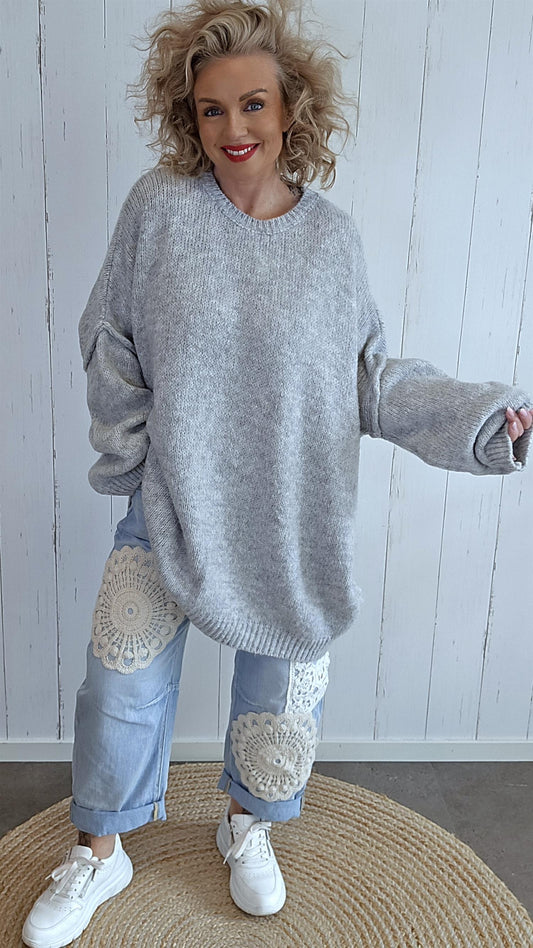 Oversized strikkegenser i lys grå