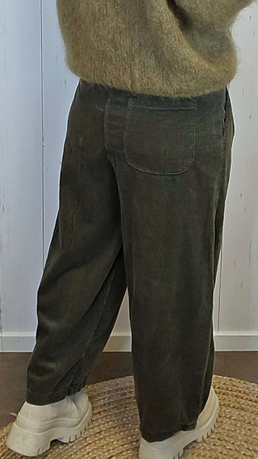 Hellen kordfløyelsbukse med vide ben kaki