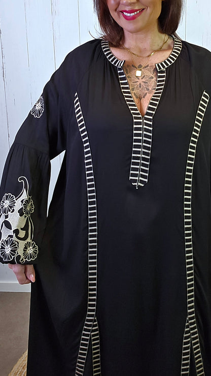 Amira brodert maxikjole svart