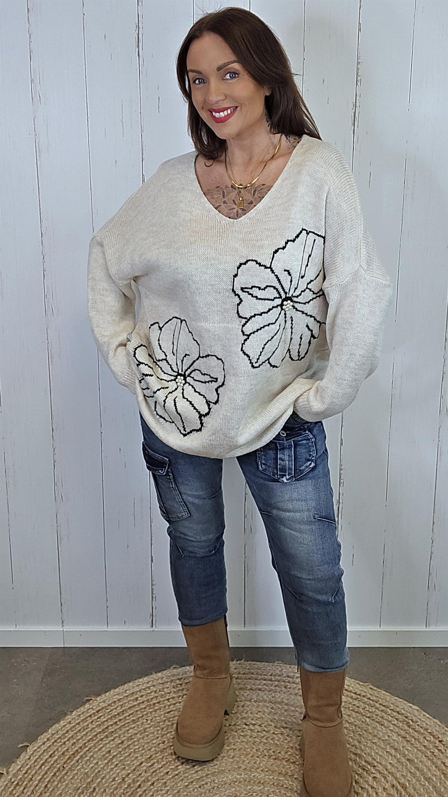 Elise beige blomsterstrikk med perledetaljer