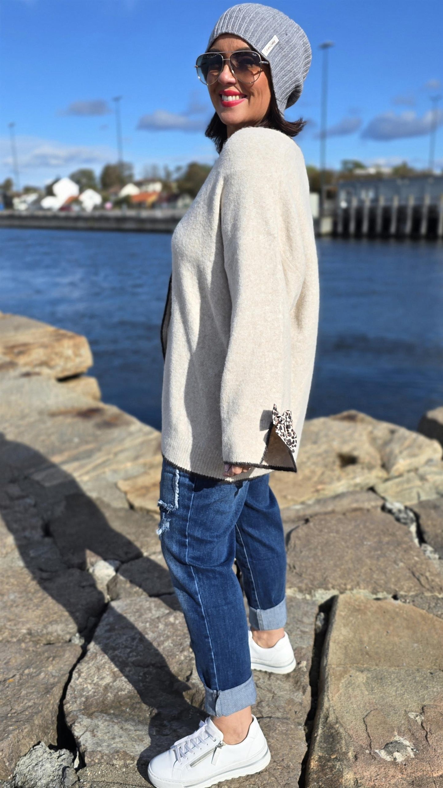 Strikket jakke beige med leo sløyfe