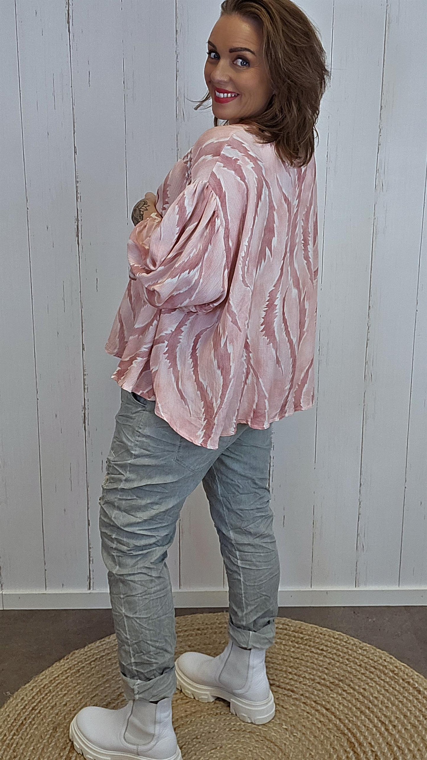 Amelia skjortebluse i mønstret viskose rosa