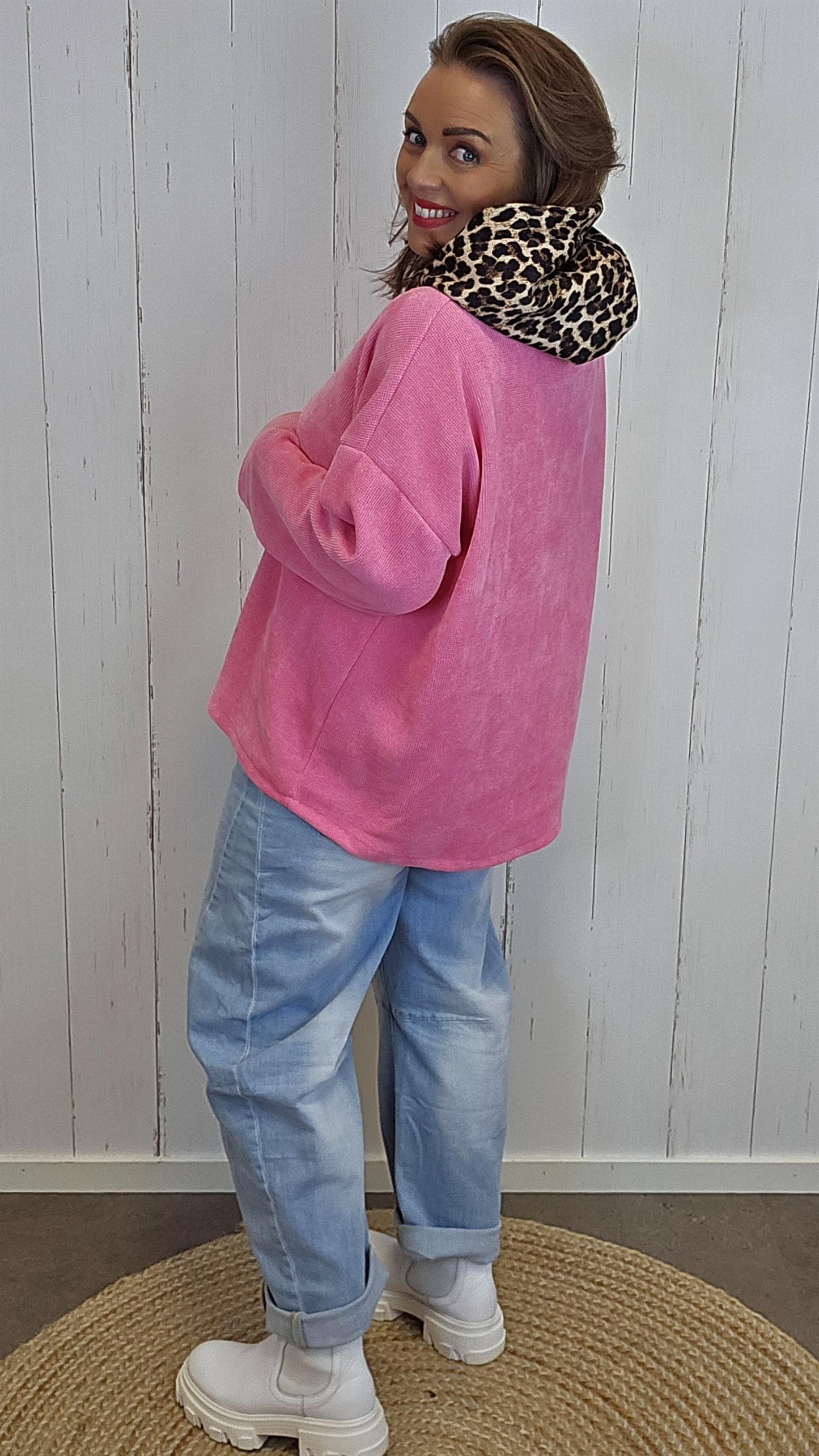 Lola hettegenser med leoparddetaljer rosa