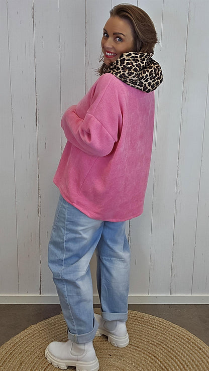 Lola hettegenser med leoparddetaljer rosa