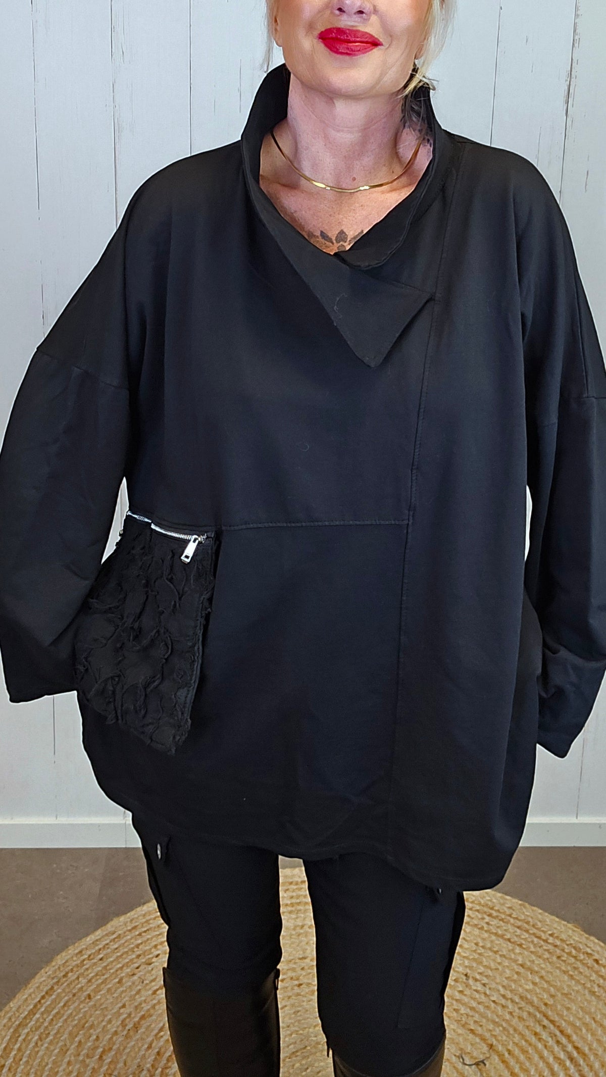 Nadja oversized tunikatopp med drapert hals og broderi
