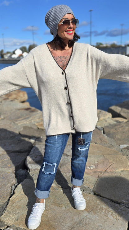 Strikket jakke beige med leo sløyfe