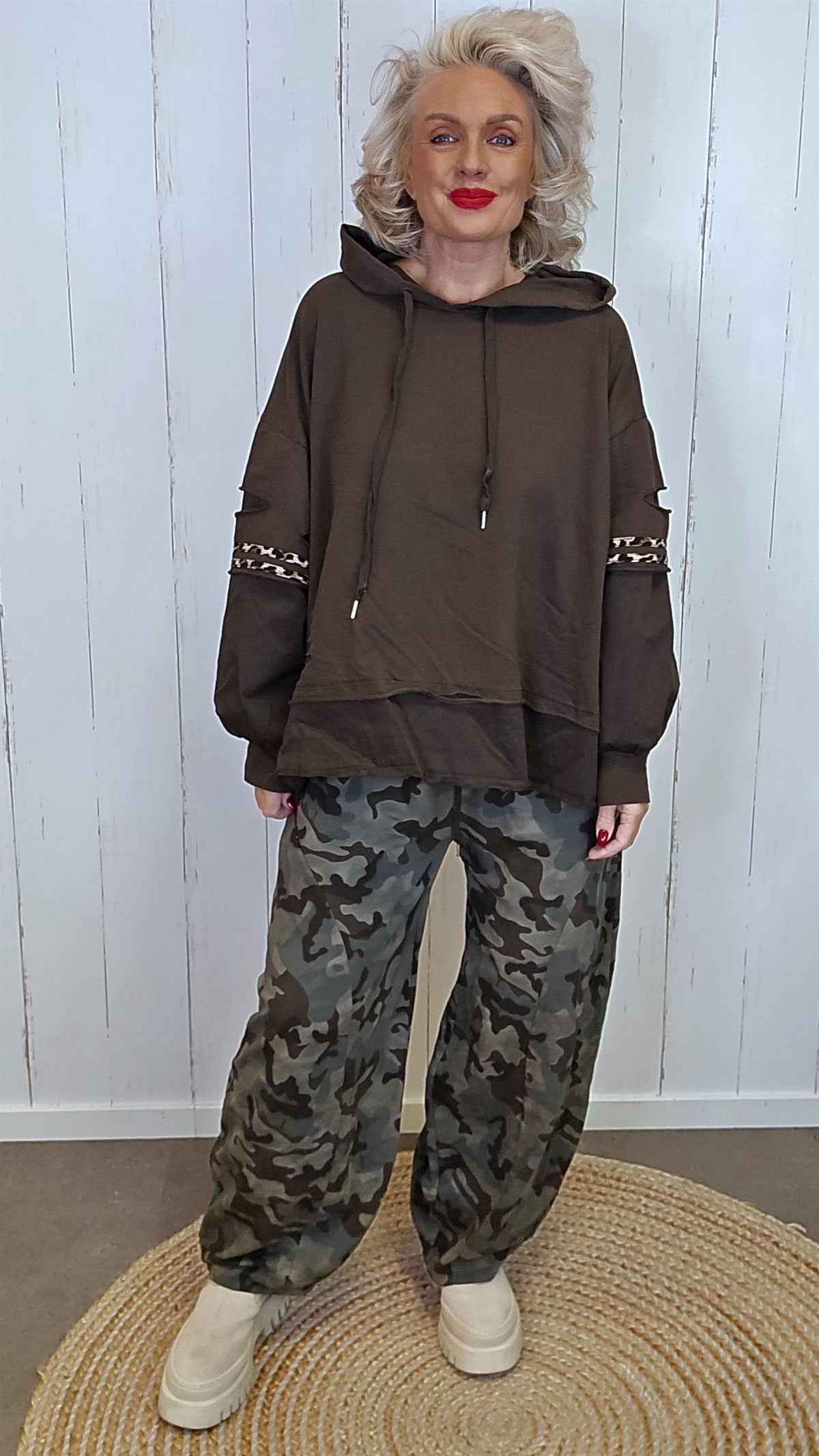 Hettegenser med leo- og rippet detaljer brun