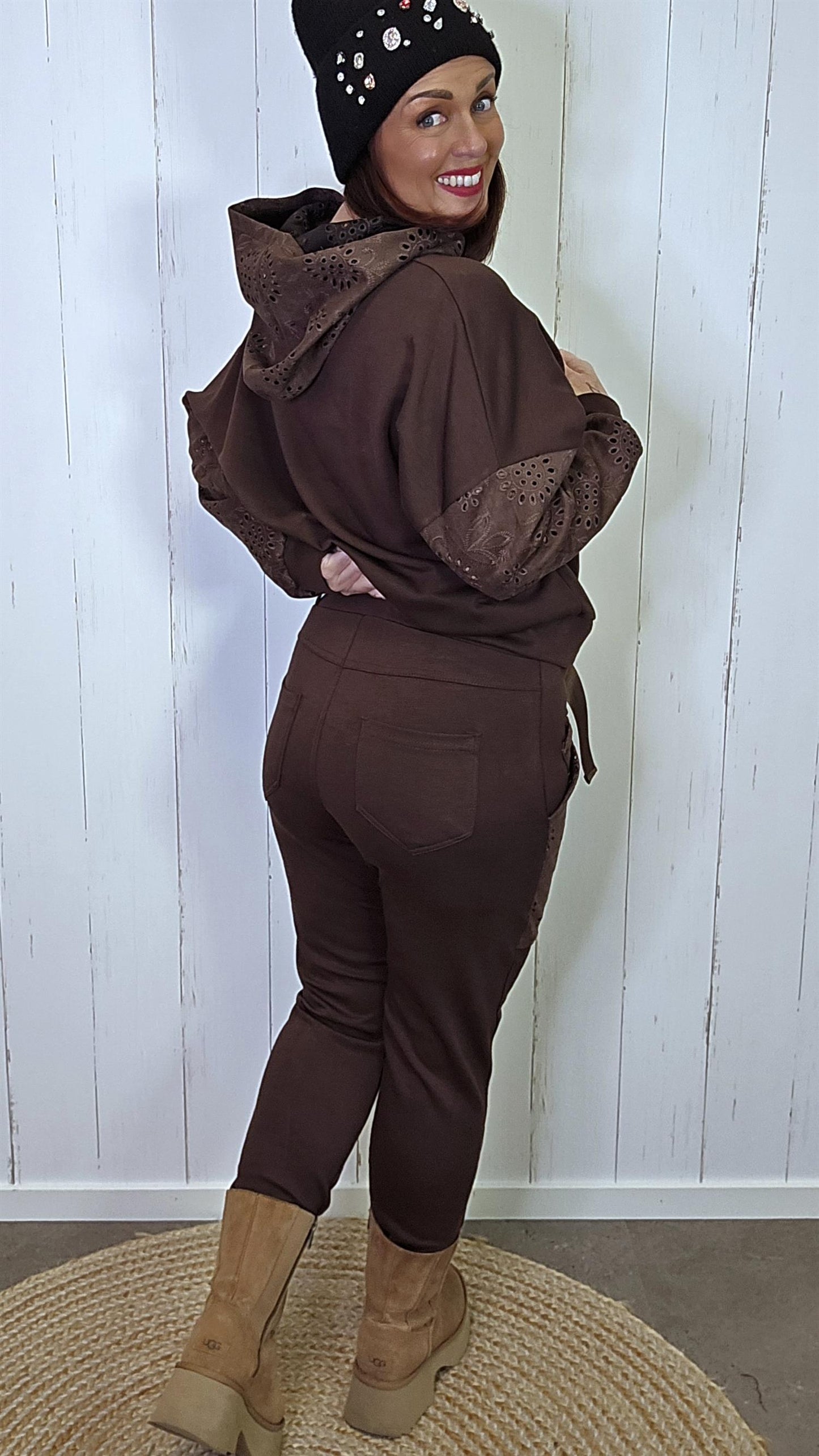 Brun bukse med broderte lommer og belte