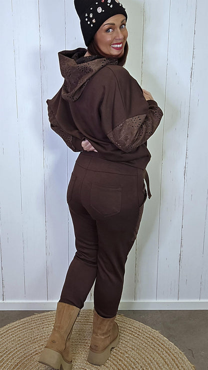 Brun bukse med broderte lommer og belte