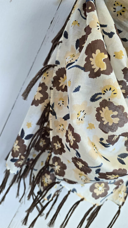Brunt blomsterskjerf med frynser