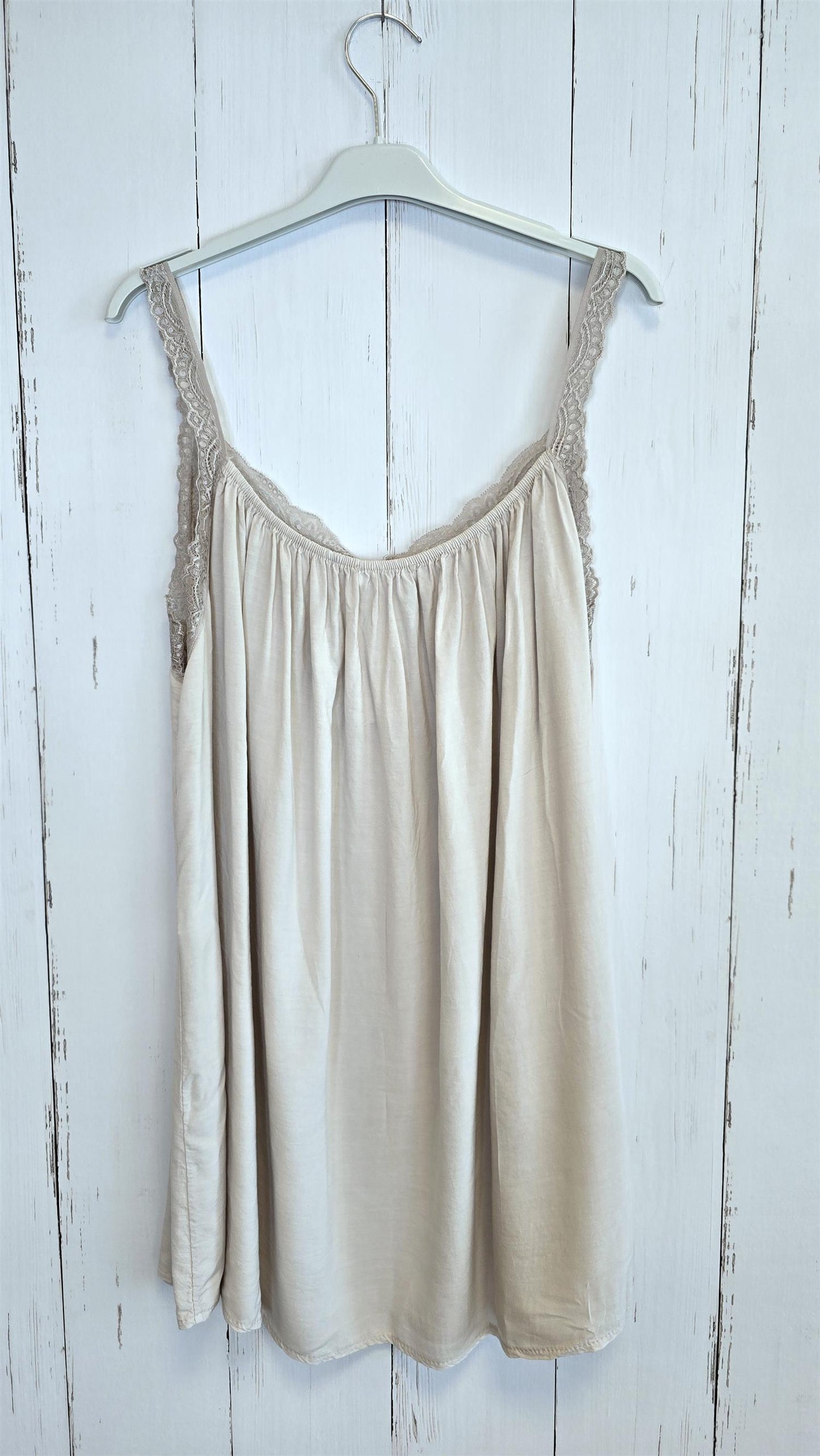 Singlet med blonder beige