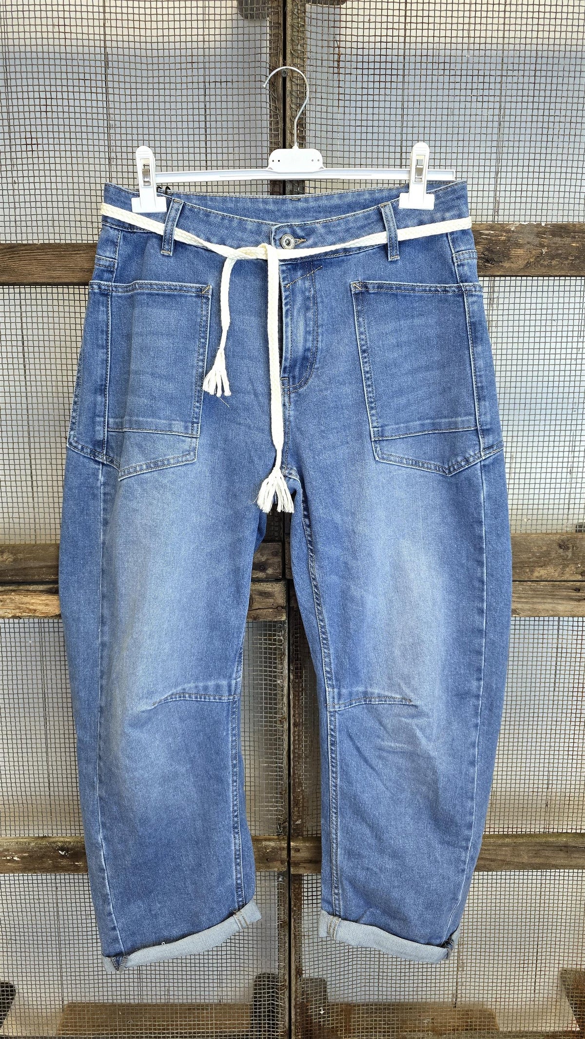 Uma jeans med flettet belte Blå
