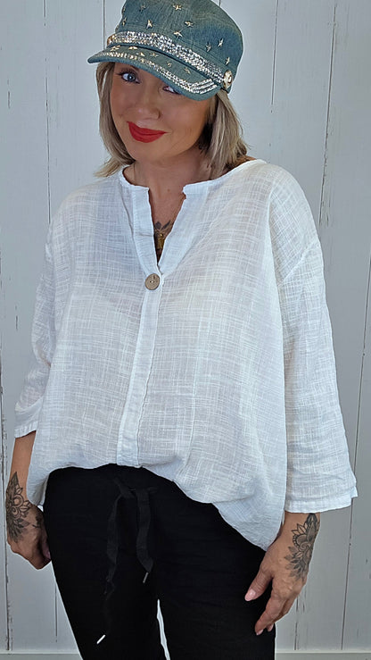 Betty bluse med dekorativ knapp