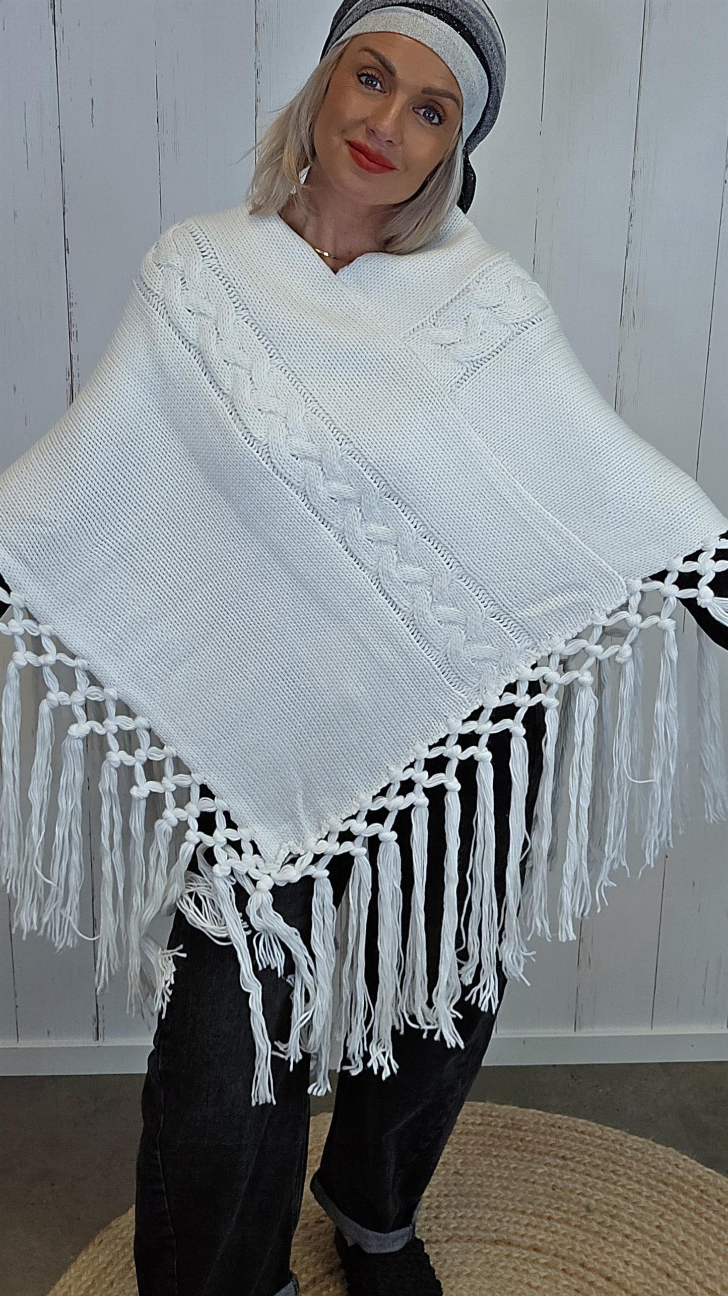 Enya poncho med Frynser Creme