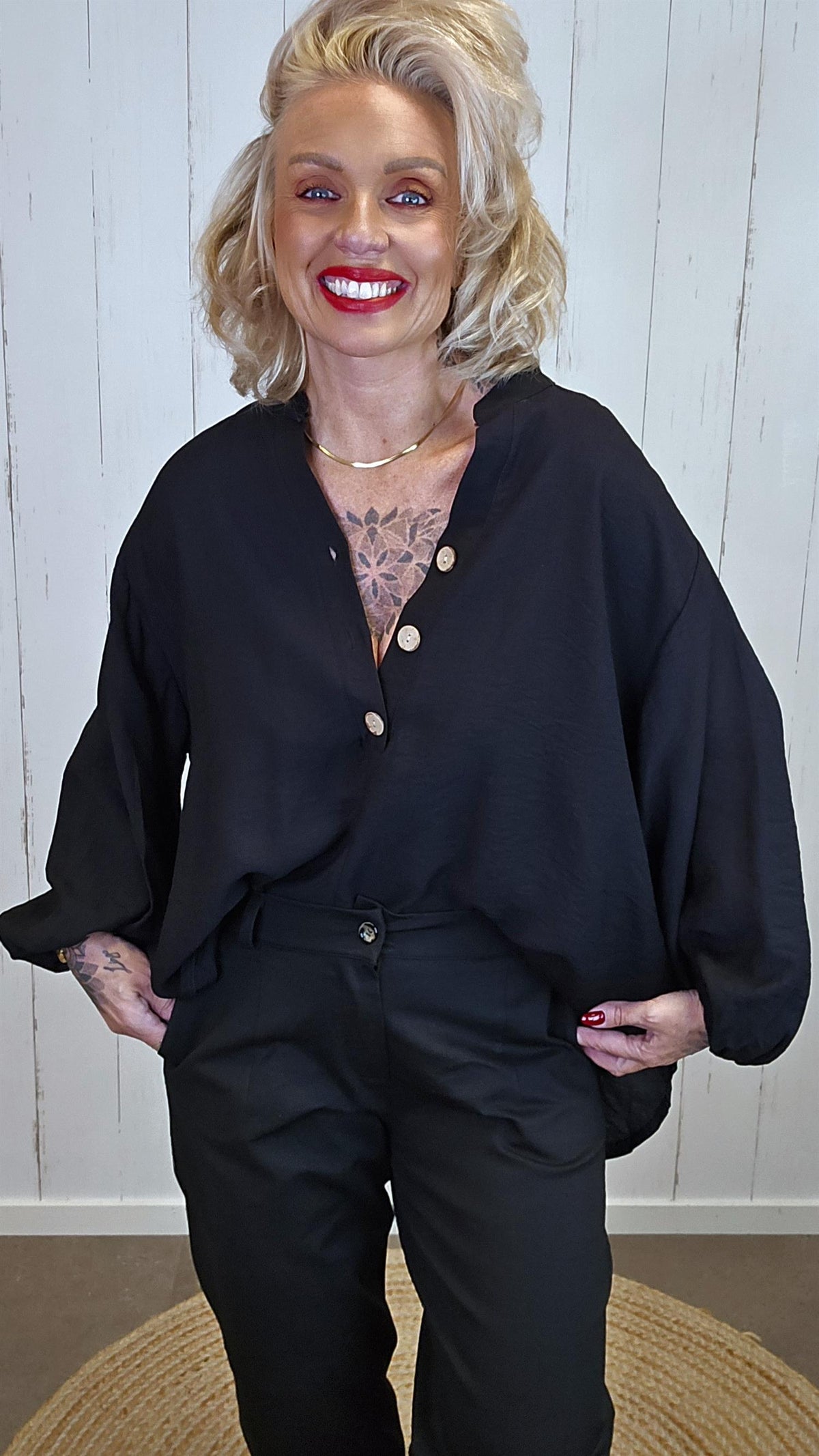 Pia bluse med puffermer og treknapper