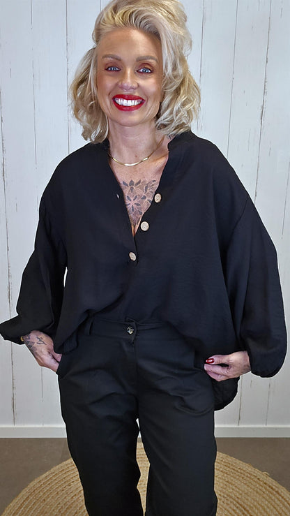 Pia bluse med puffermer og treknapper