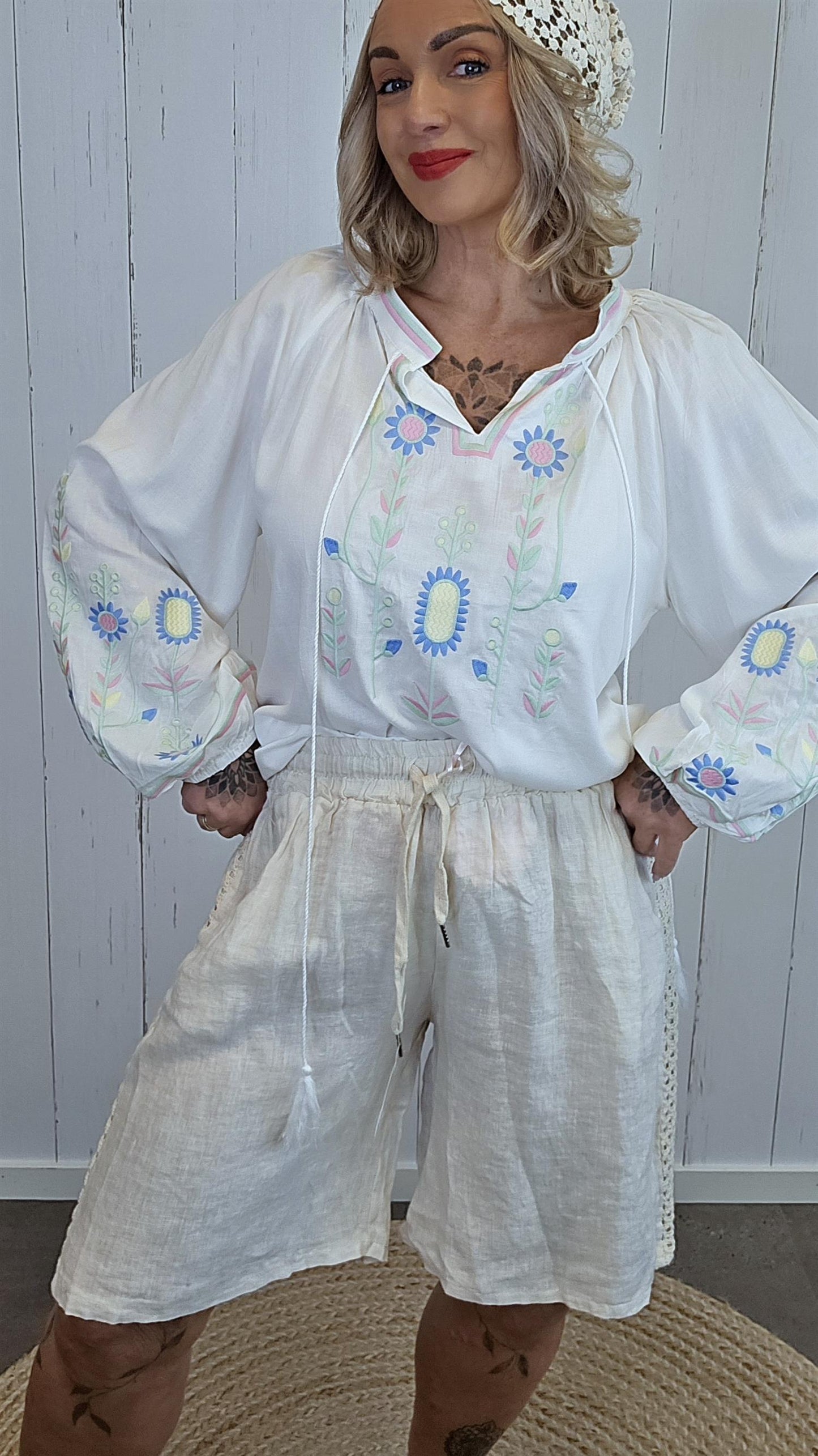 Beige linshorts med hekledetaljer