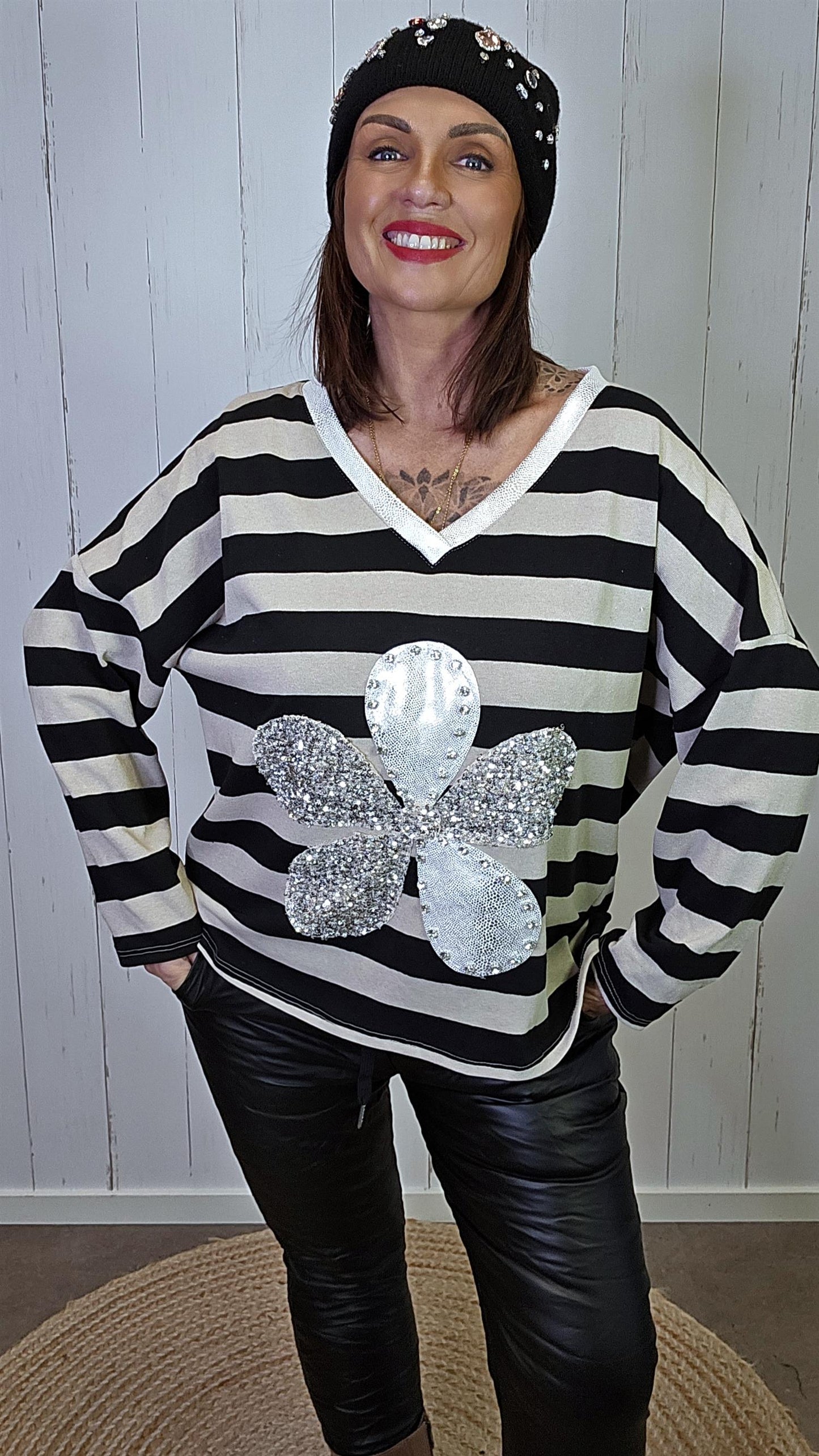 Stripet genser med blomsterdekor svart