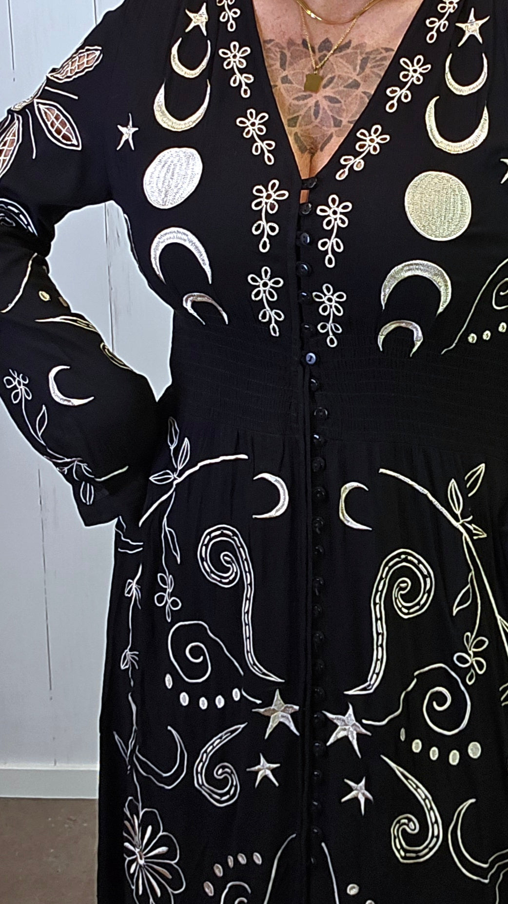 Selma brodert kjole svart