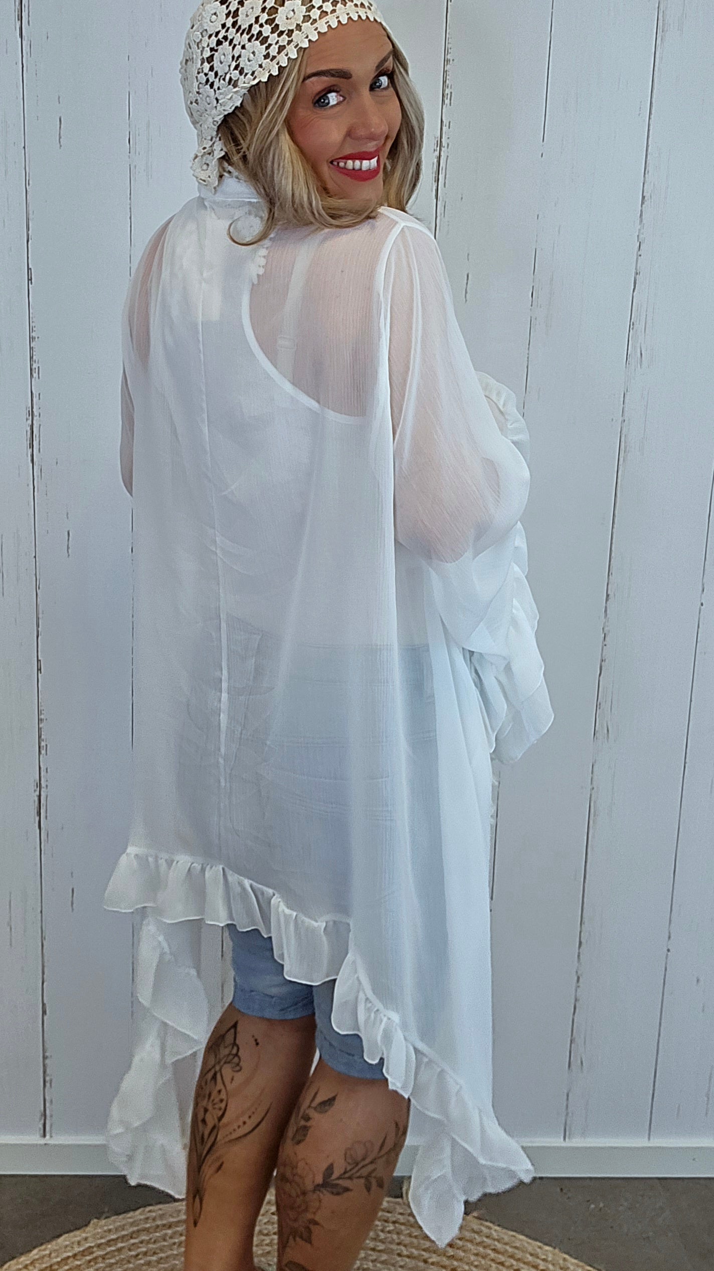 Elegant chiffontopp med volanger hvit