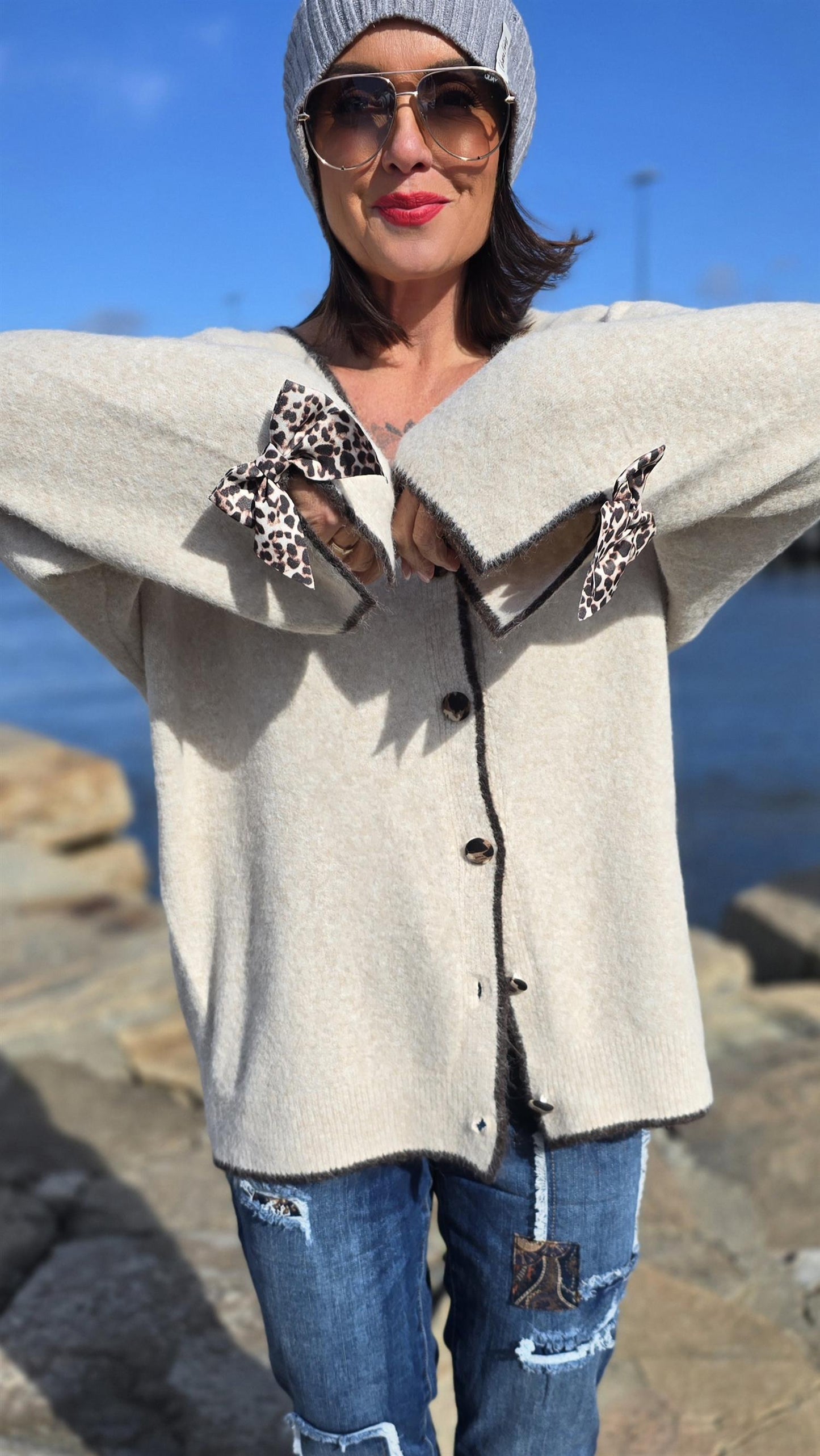 Strikket jakke beige med leo sløyfe