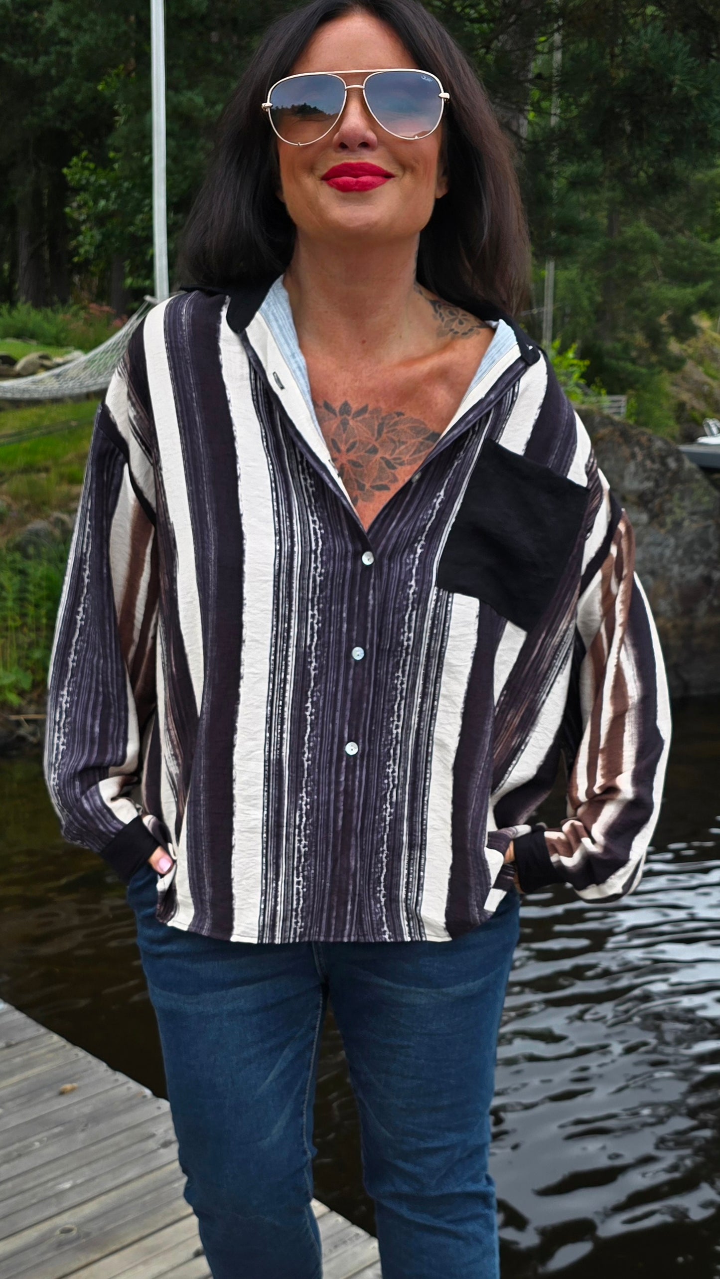 Svart og brun stripete skjorte