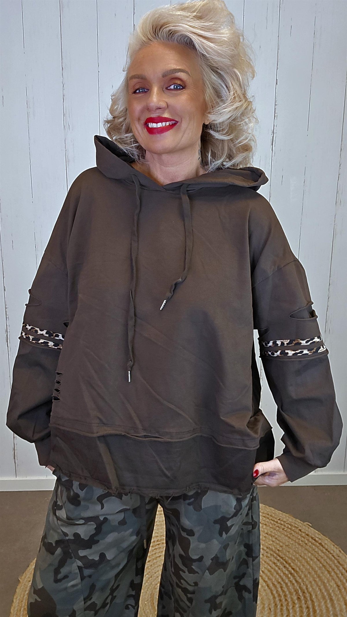 Hettegenser med leo- og rippet detaljer brun